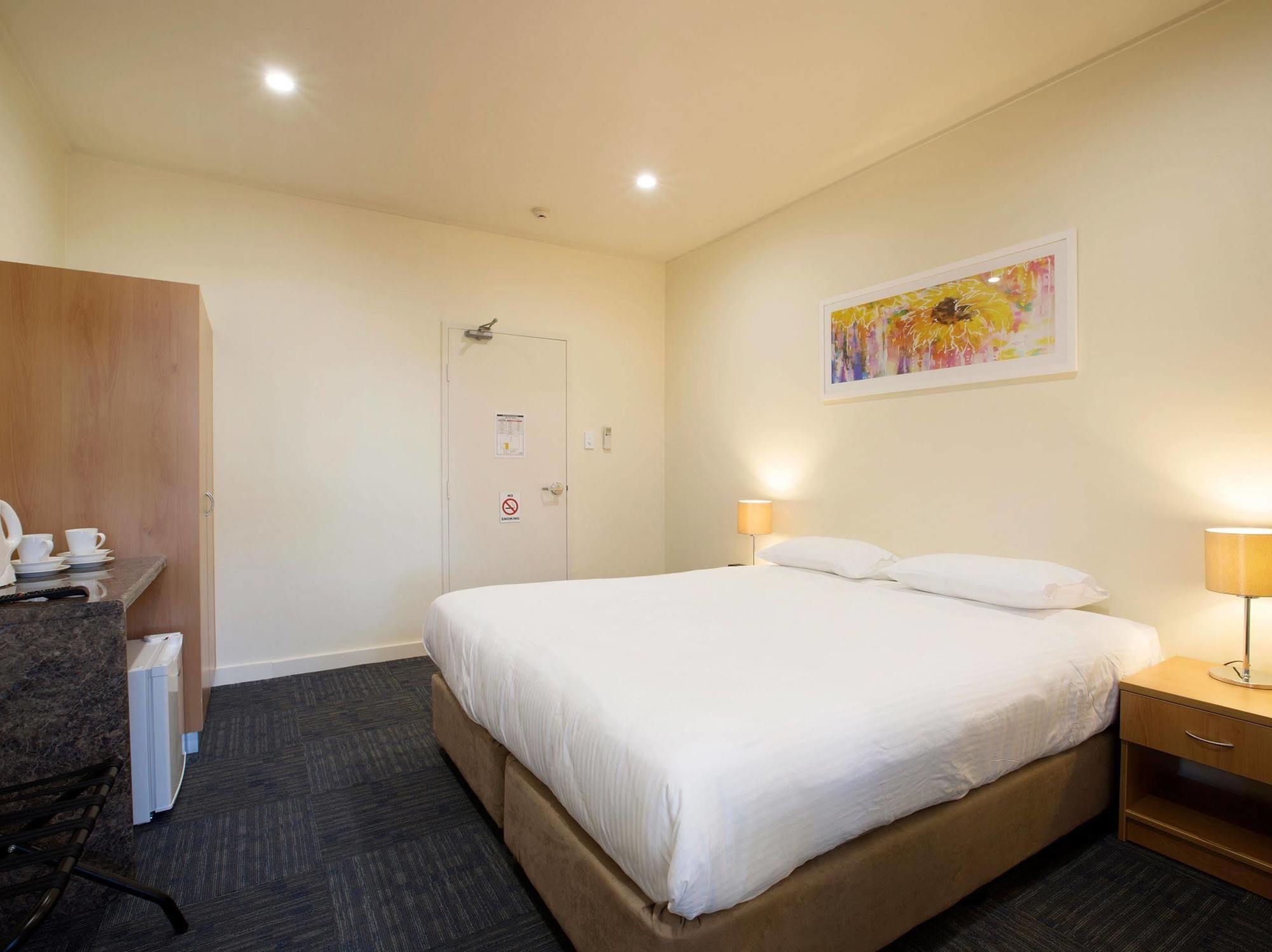 Nightcap At High Flyer Hotel Bankstown Luaran gambar